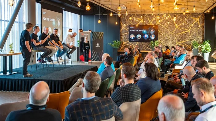 Mensen luisteren naar een spreker