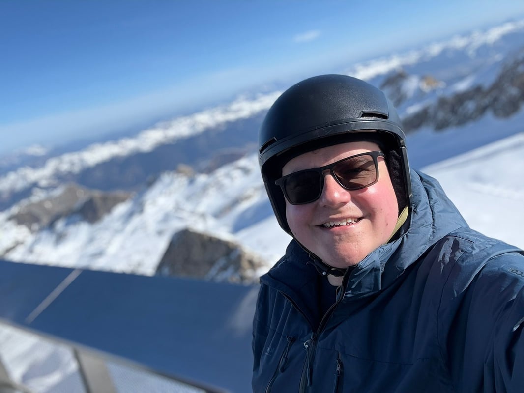 Selfie van een man op wintersport in de bergen