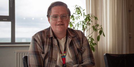 Een man die lacht naar de camera 