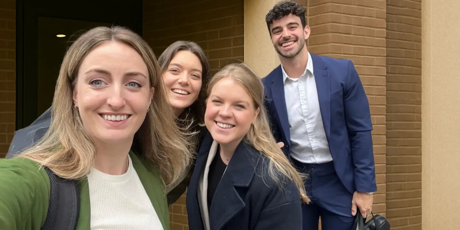 vier mensen maken selfie