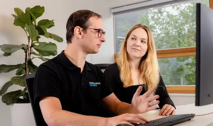 Twee collega's aan het werk.