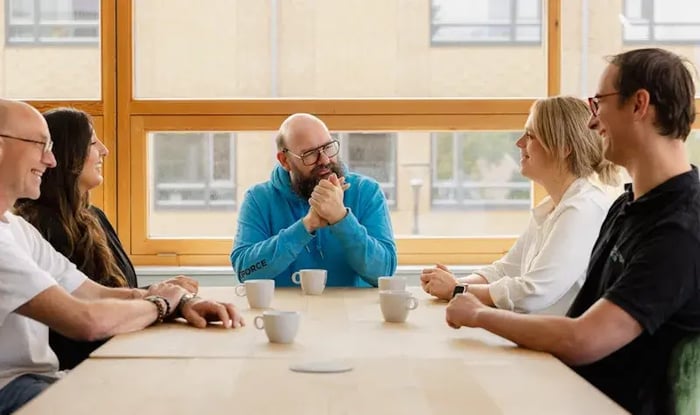 Collega's aan tafel.