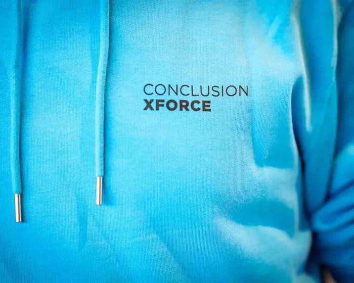 XForce logo op een blauwe trui.