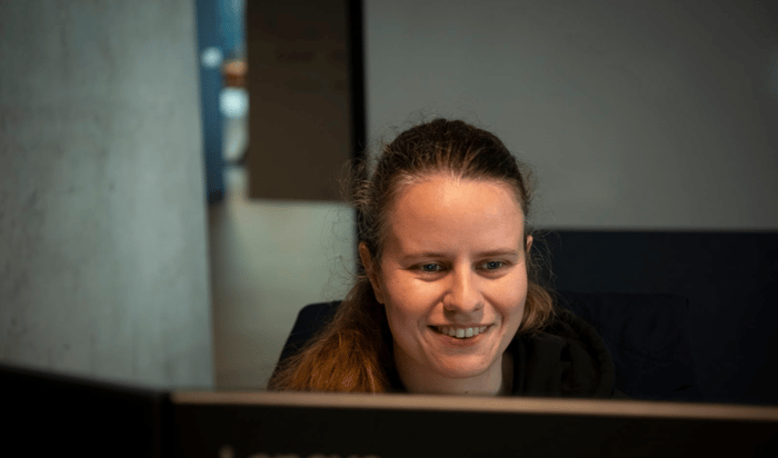 Een vrouw achter een computeer