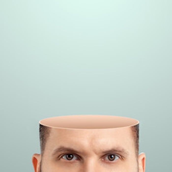 Mannelijk gezicht met plat hoofd.