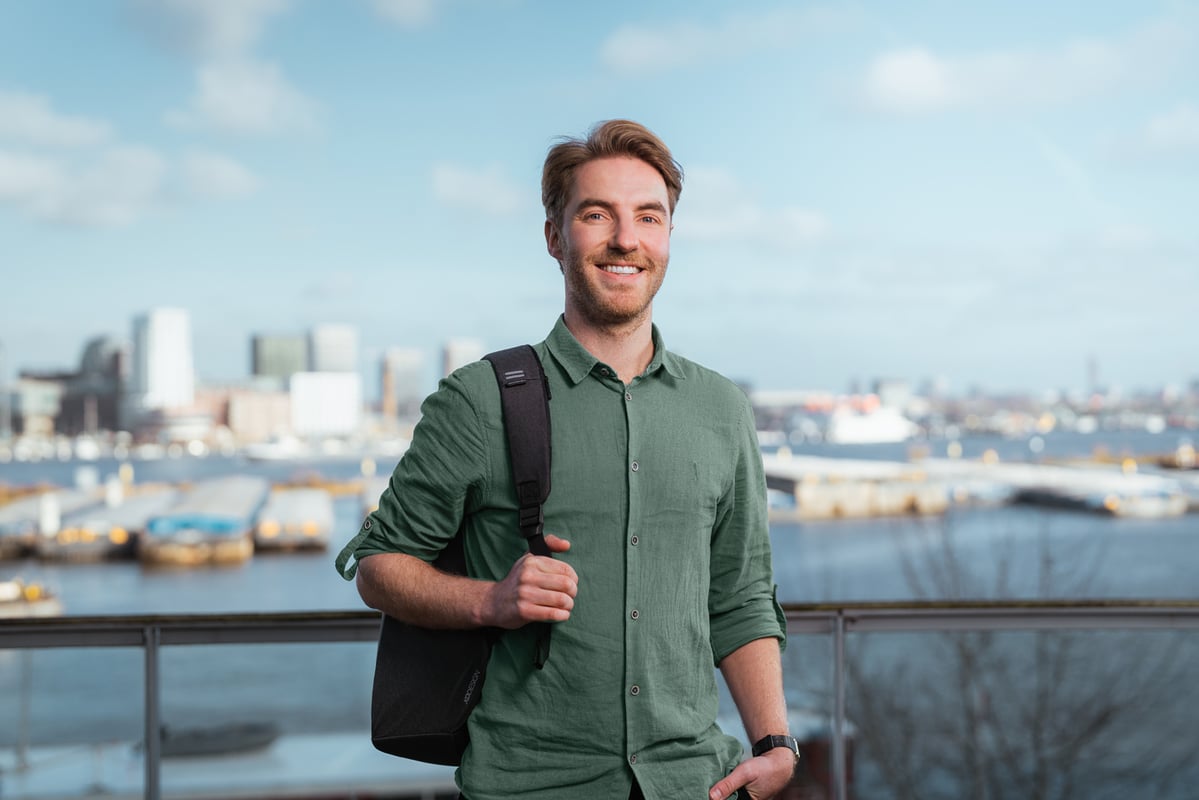 Portret van een man voor een haven