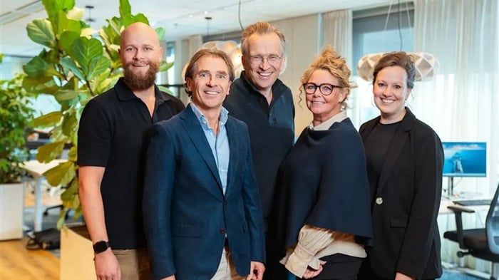 Groep mensen poseert.