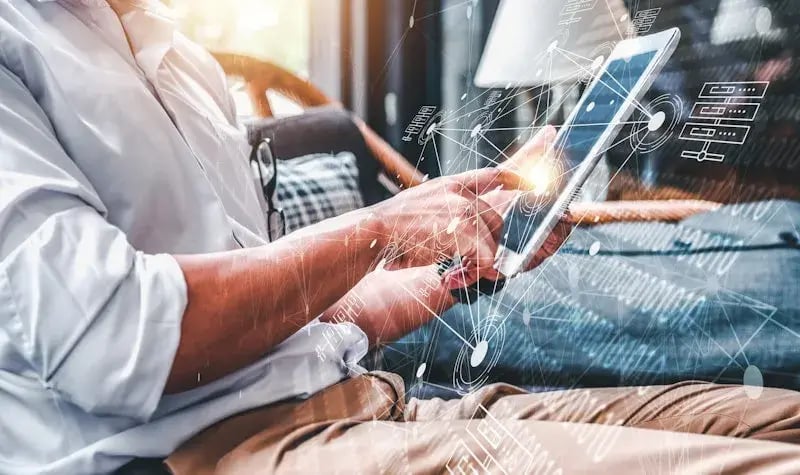 Man op Ipad aan het werk