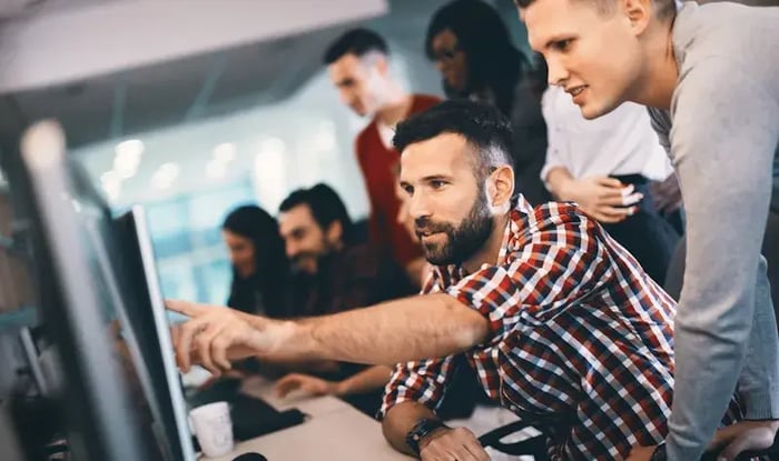 Collegas kijken naar een scherm
