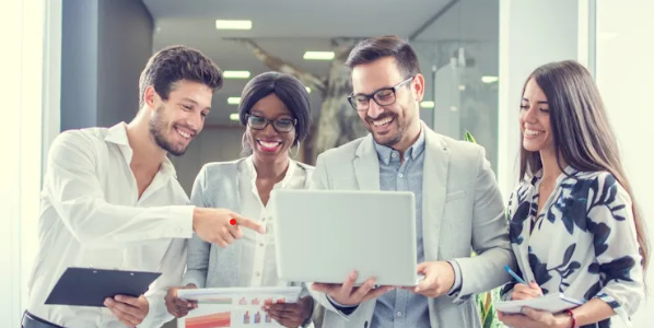 Collegas kijken vrolijk naar een laptop