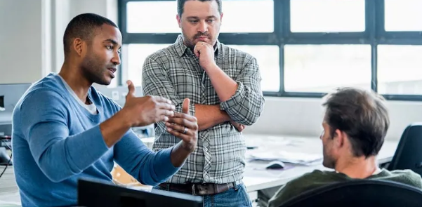 Collegas leggen wat tegen elkaar uit