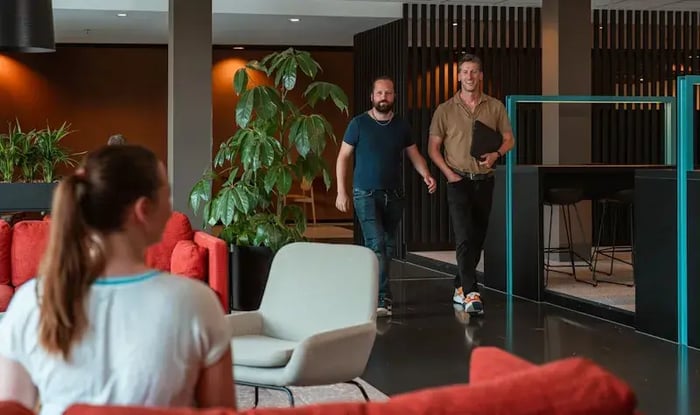 Collegas lopen door de gang