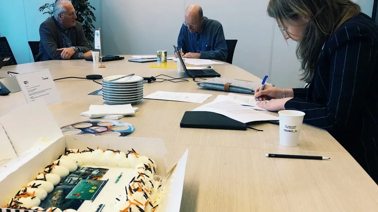 Collegas werken samen aan tafel