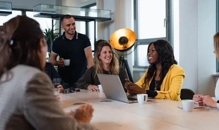 Collegas werken vrolijk samen