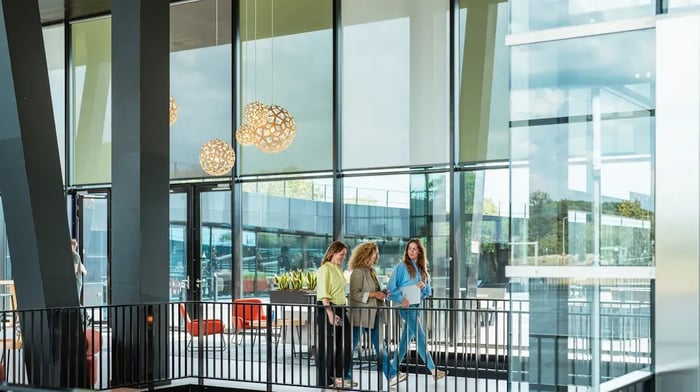 Drie collegas lopen rond