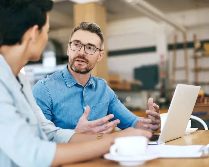 Een collega legt wat uit aan iemand