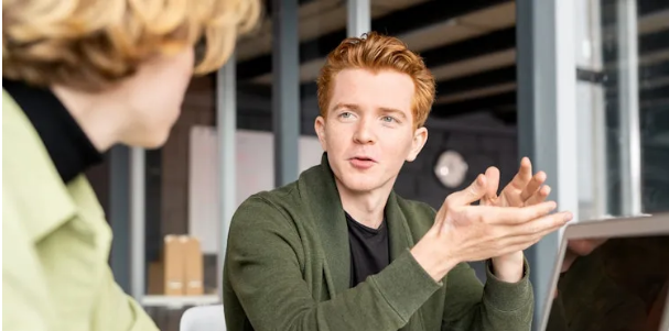 Een collega legt wat uit