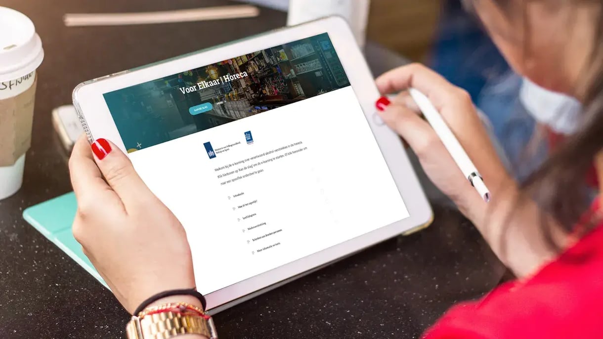 Een damen gebruikt de voorelkaar app op haar iPad