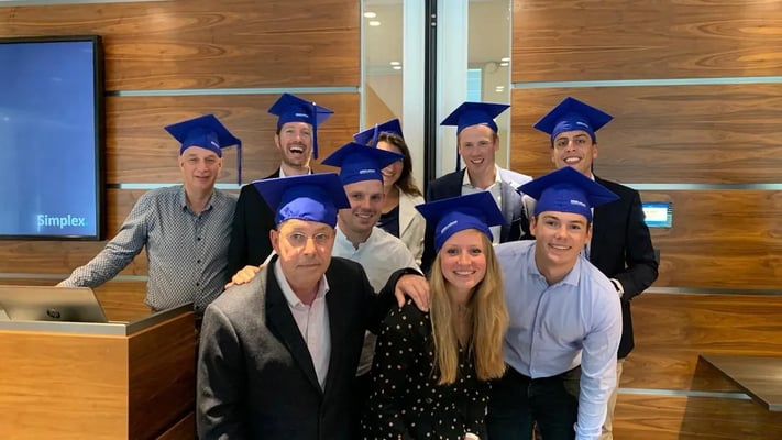 Een groep afgestuuderde collegas