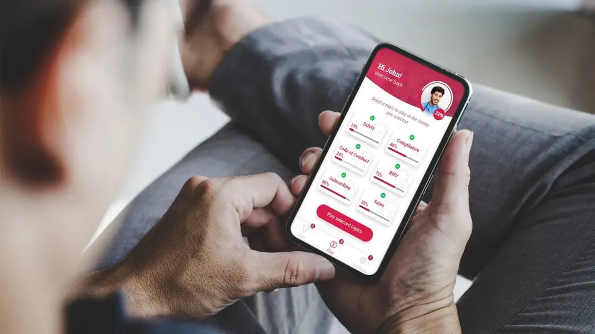 Een man gebruikt de Power App van Astellas