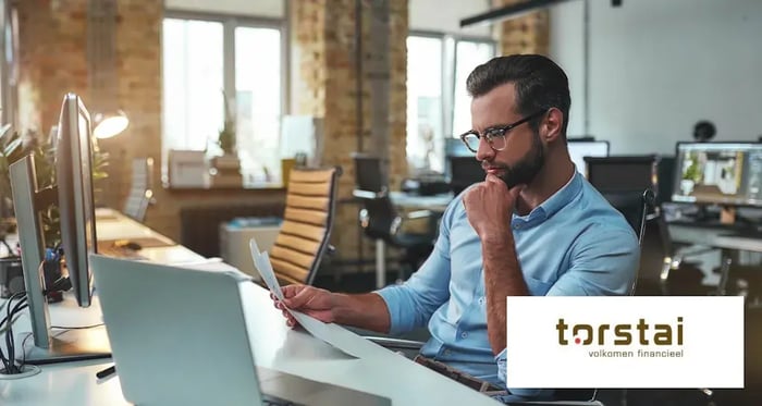 Een man kijkt naar een papier met de Torstai logo in een hoekje