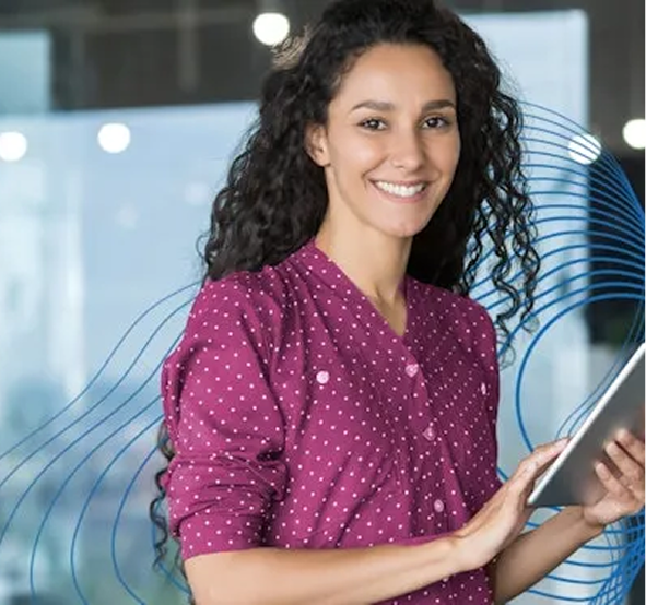 Vrouw met donker krullend haar met een tablet in haar hand