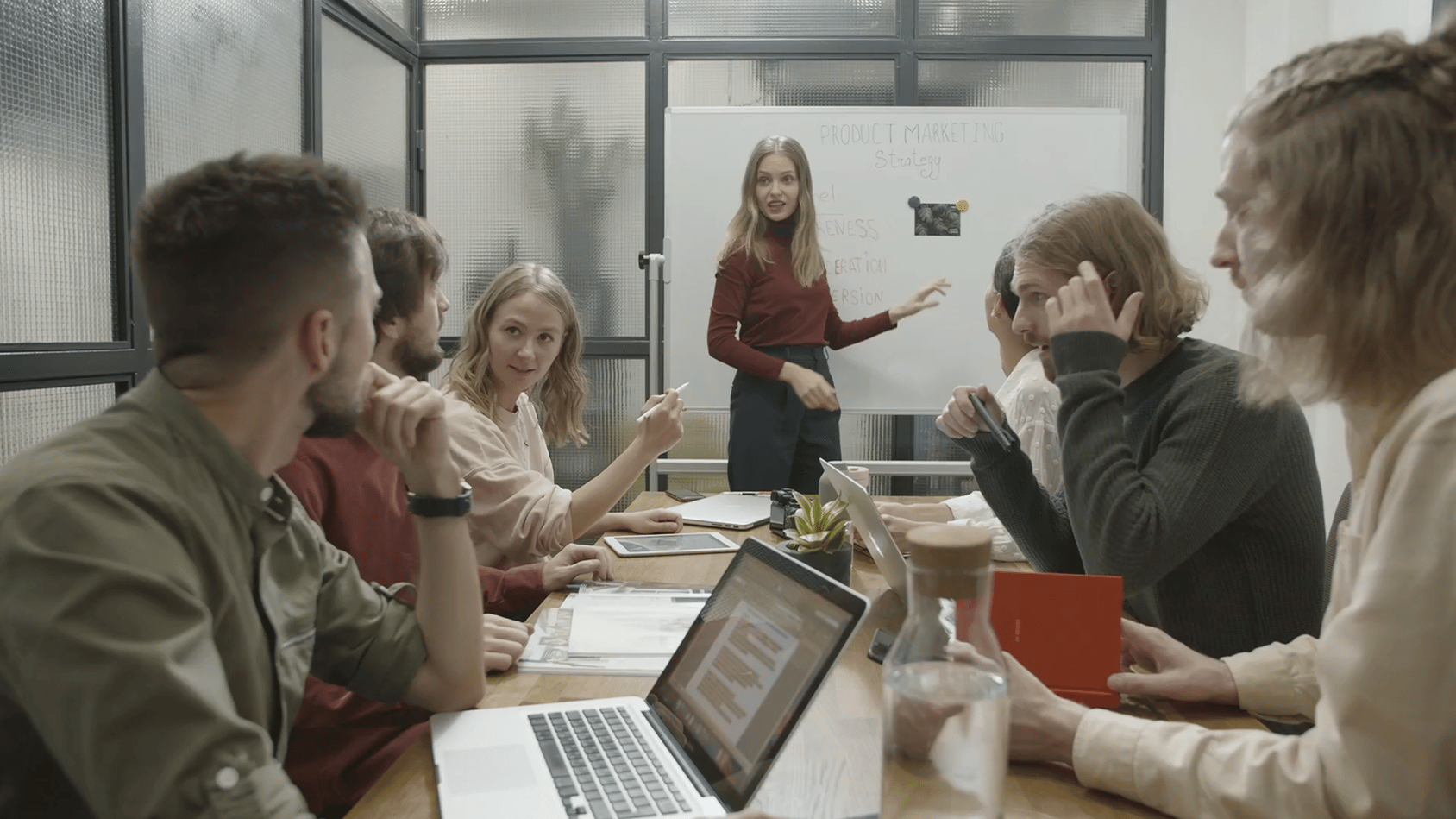 Vrouwelijke en mannelijke collega's in een vergadering met elkaar