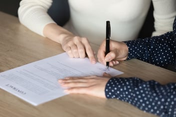 Iemand die een handtekening zet onder een contract (1)