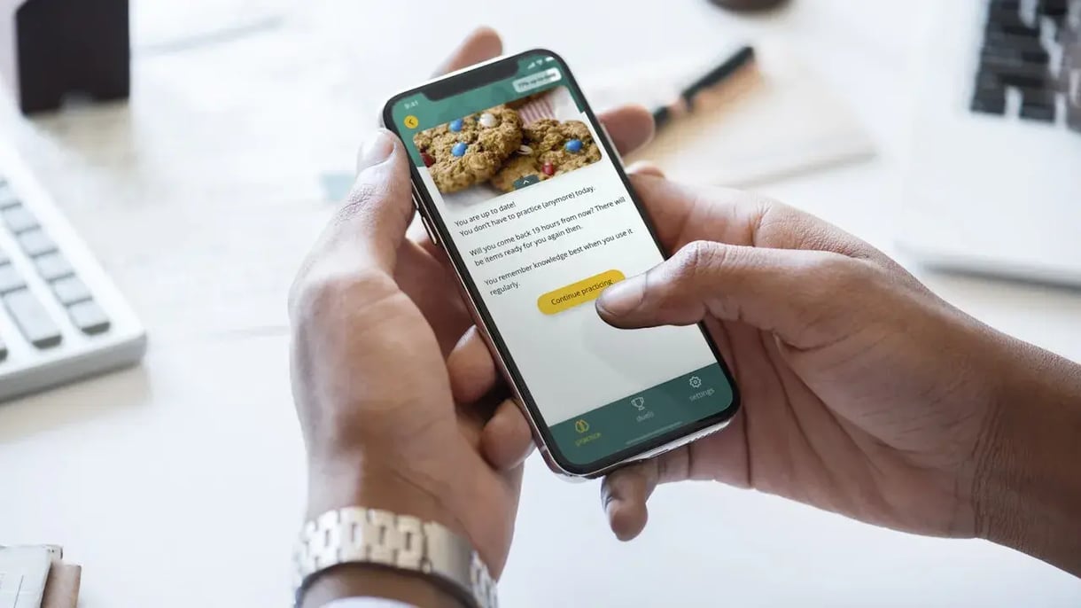 Iemand gebruikt de ABN AMRO app op zijn telefoon