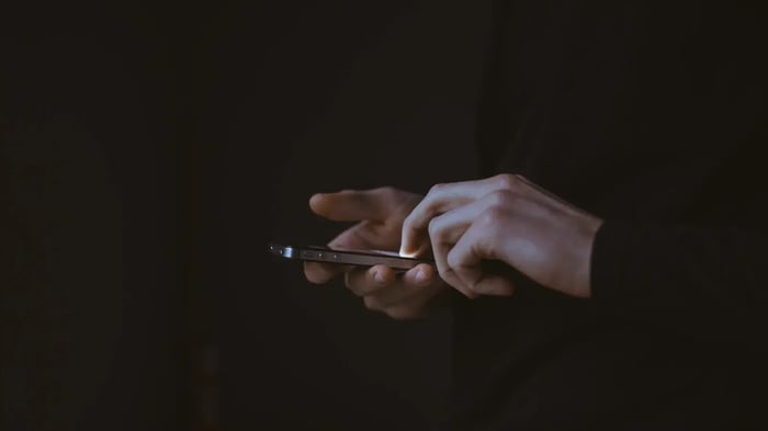 Iemand gebruikt een iPhone in het donker