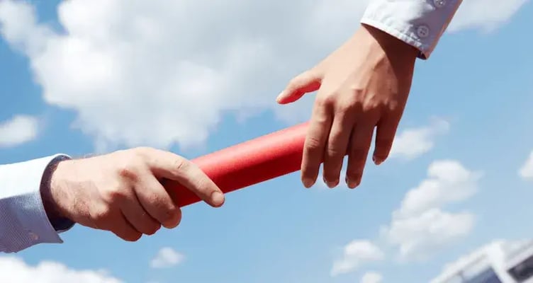 Iemand geeft een stok naar iemand anders