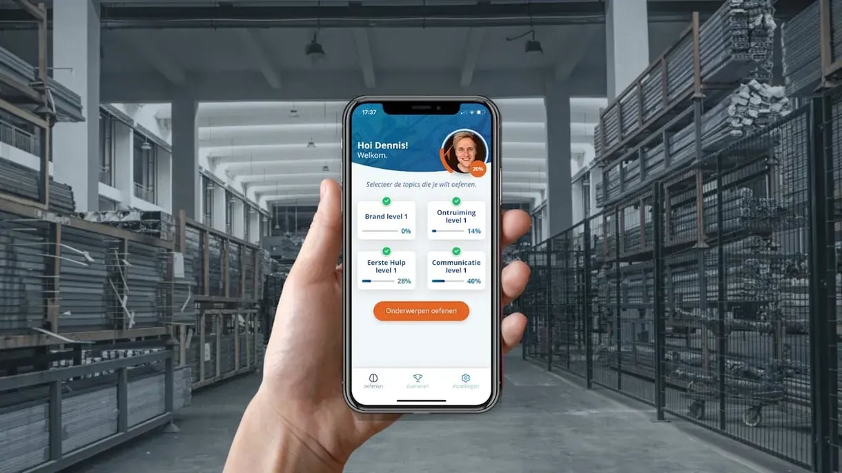 Iemand houd een iPhone vast met de gegevens van iemand erop