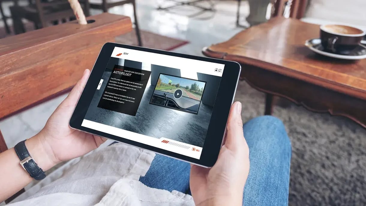 Iemand kijkt naar auto informatie op zijn tablet