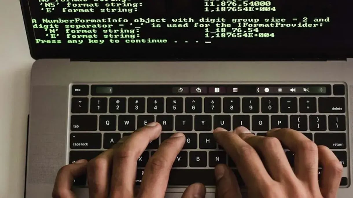 Iemand typed code in een computer