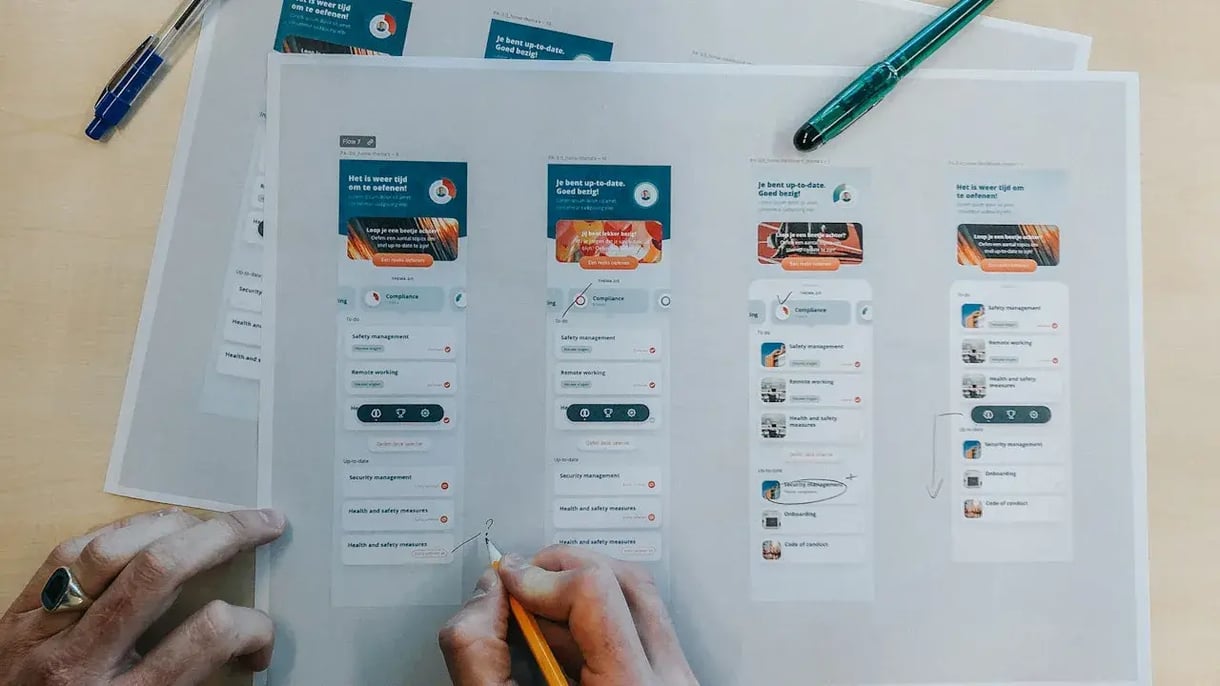 Iemand vult in een vragenlijst