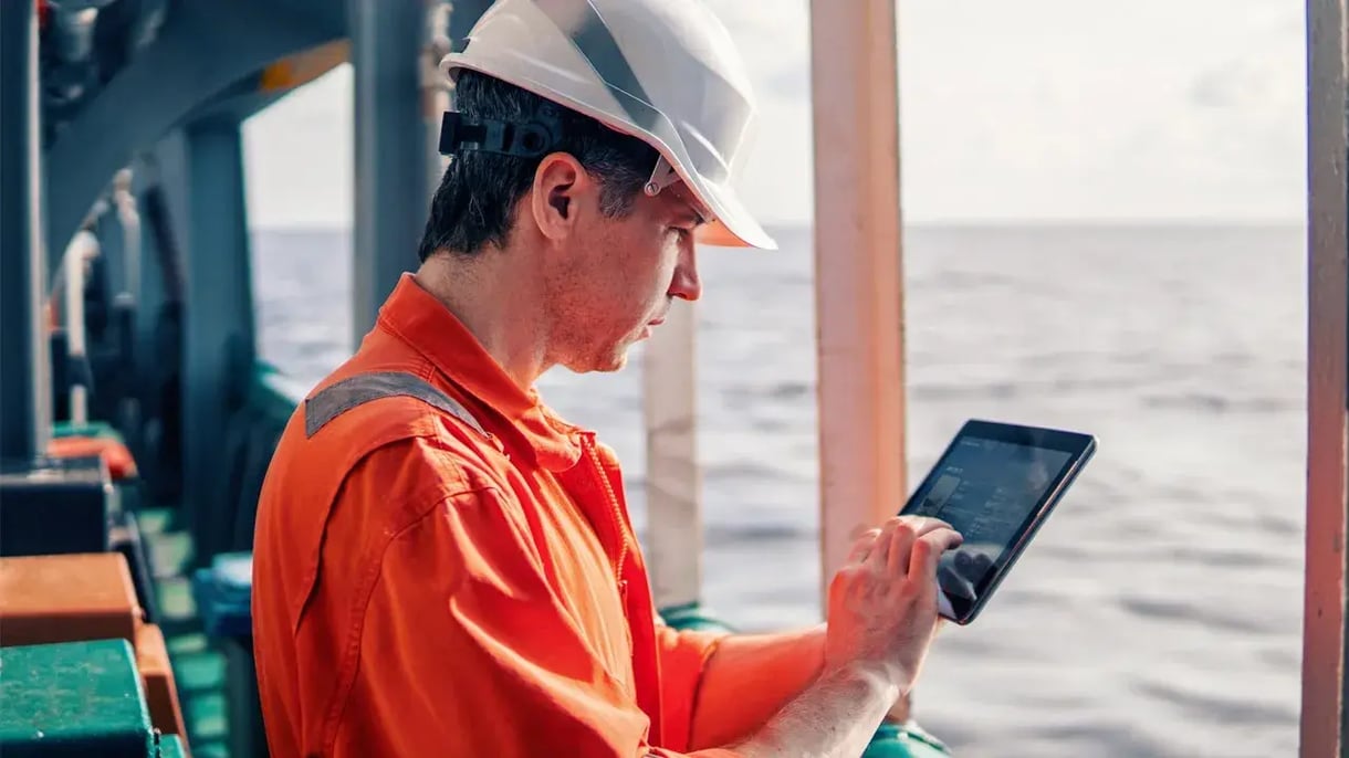 Kustwacht medewerker gebruikt een tablet