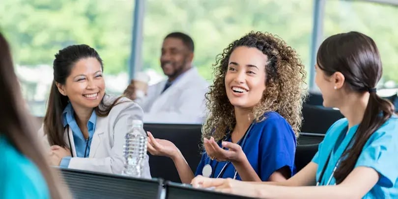 Lachende verpleegsters