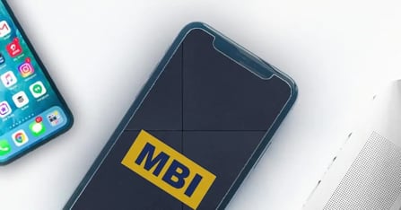 mobiele telefoon waarop logo MBI te zien is