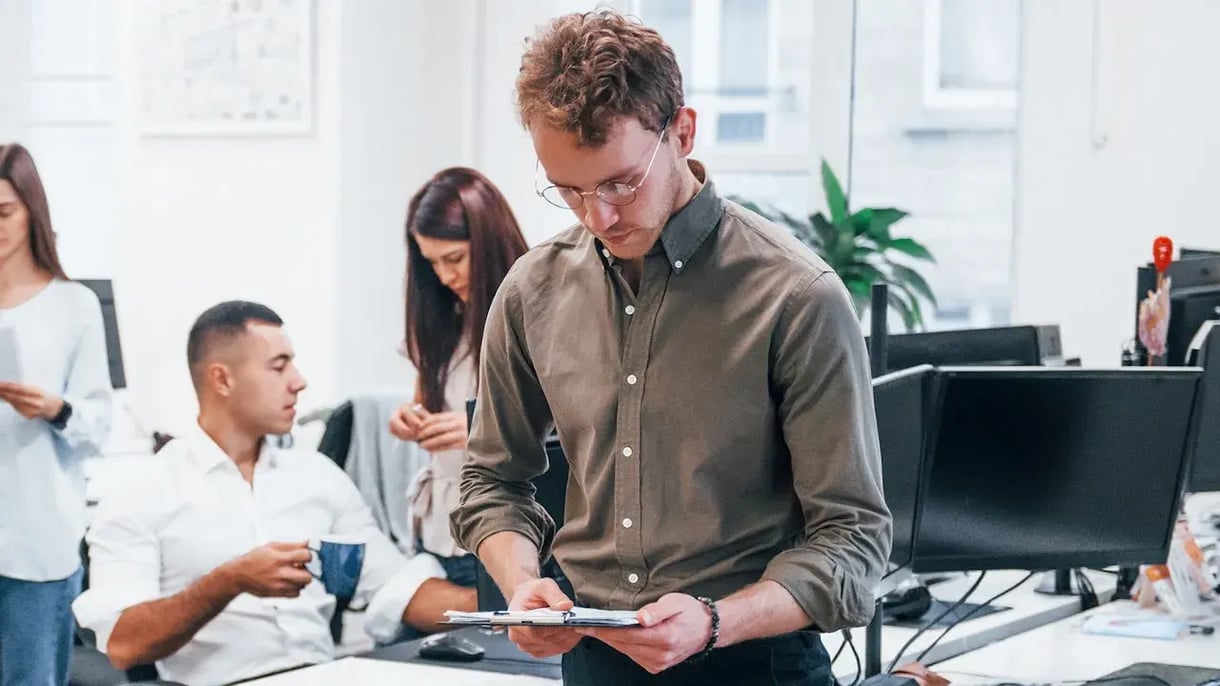 Man kijkt naar zijn notes