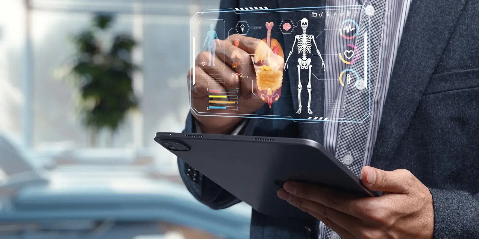 Man met een tablet kijkt naar onderdelen van een lichaam