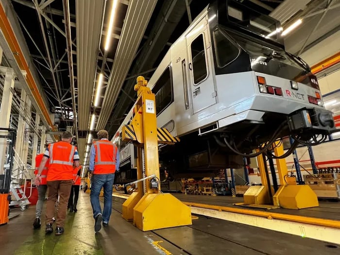 Mannen werken aan een metro
