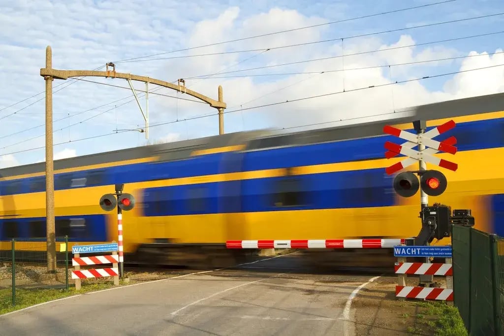 NS trein over overweg