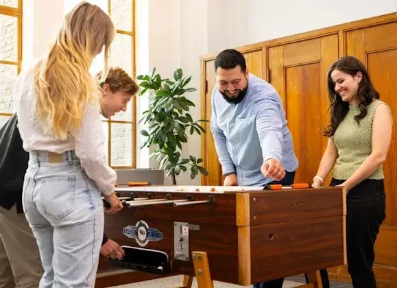 ProRail collegas samen aan het tafelvoetballen