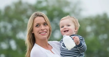 Blonde moeder met jong kind