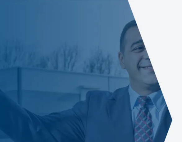 Een man die half op de foto staat