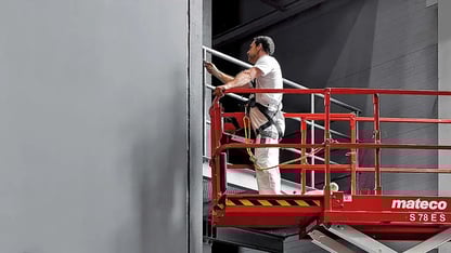 Schilder op mateco hoogwerker