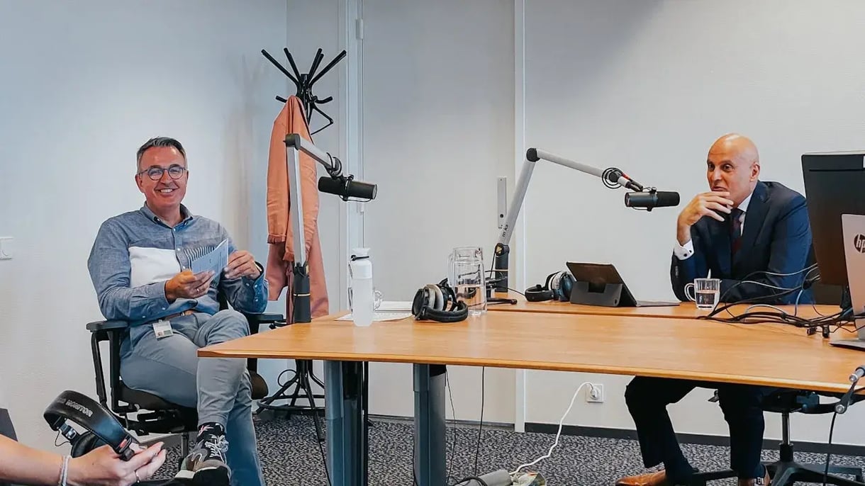 Twee mannen recorden een podcast