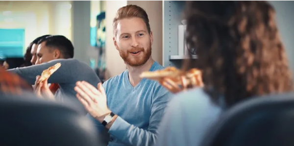 Twee mensen hebben samen een gesprek