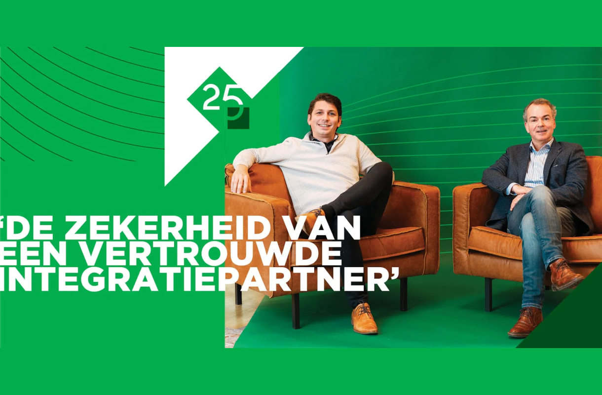 twee mannen zitten op een bank