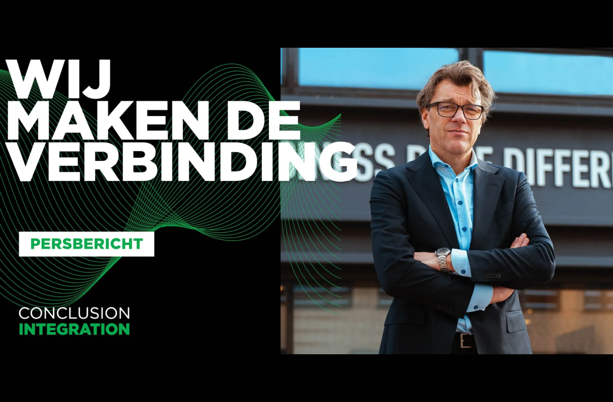 man met armen over elkaar voor gebouw